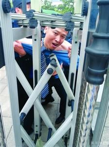 律師王甫在試圖跑進衡陽中院大門時被圍攻者阻止，西服和襯衣被撕爛。