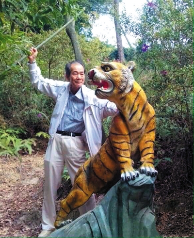 2015年1月10日，區(qū)少坤到廣東肇慶九龍湖游玩，拍攝打虎圖。