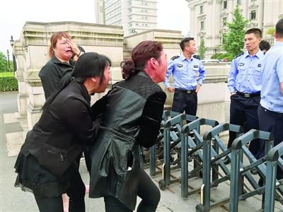 昨日，連恩青被執(zhí)行死刑。執(zhí)刑前，連恩青的父母和妹妹進(jìn)入溫嶺市看守所與連恩青見面，但其他親屬均被拒見最后一面。　本版圖片/CFP