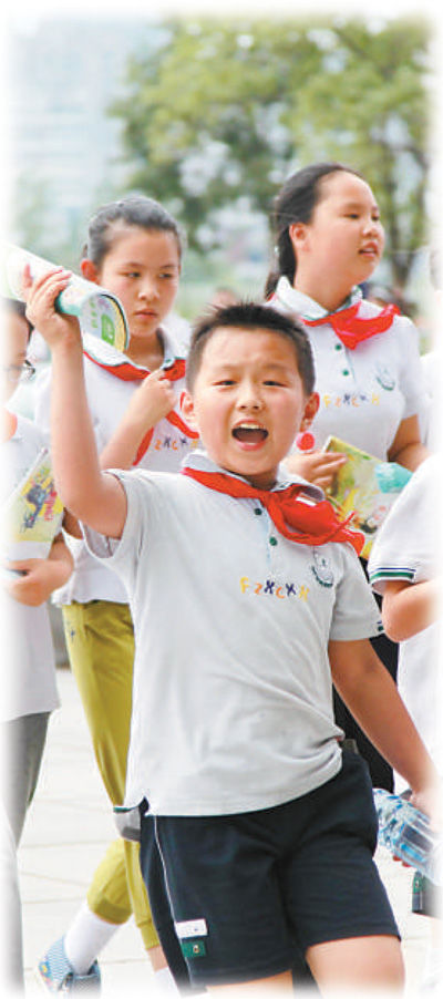 南京某小學(xué)學(xué)生在參加課外活動。