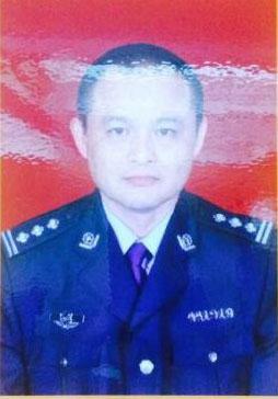 深圳一副局長(zhǎng)開(kāi)警車(chē)撞賓利逃逸 疑監(jiān)控醉態(tài)明顯