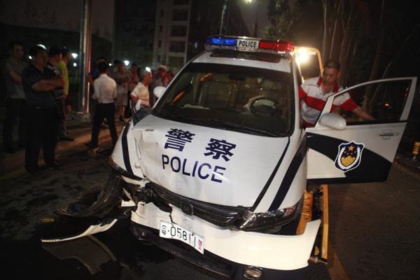 深圳一副局長(zhǎng)開(kāi)警車(chē)撞賓利逃逸 疑監(jiān)控醉態(tài)明顯