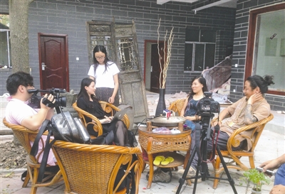 23日，顧少?gòu)?qiáng)接受成都媒體采訪