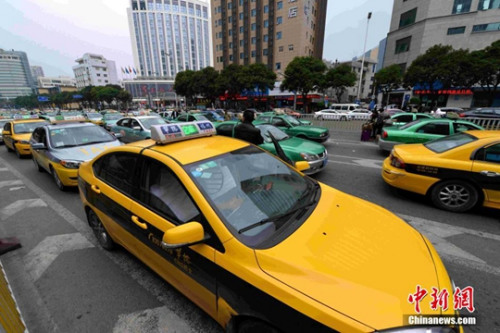 1月17日，福州華榕出租車公司期下的出租車在街頭候客。