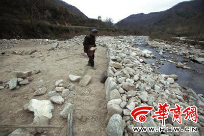 11月6日，93歲的鳳縣老人曾文財(cái)一吃完飯就又到河邊搬運(yùn)石頭加固河堤了