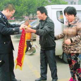 何姜姜的父母給民警送錦旗。