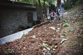 27日，天心區(qū)青山祠福王墓附近，小山坡被人開(kāi)墾成梯田種菜。　　圖/實(shí)習(xí)生蔣麗梅