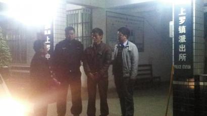 王強被抓獲歸案,右二為犯罪嫌疑人。