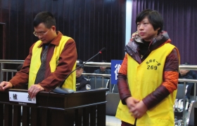 12月10日，衡陽(yáng)市中級(jí)人民法院，顧湘陵（左）和妻子吳利君當(dāng)庭接受庭審。圖/通訊員李建輝