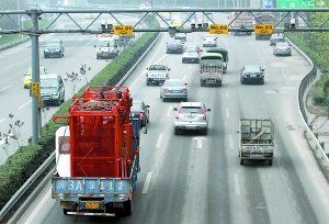 內(nèi)環(huán)高速連應(yīng)急車(chē)道也被社會(huì)車(chē)輛占用著，3月嬰兒最后病重離世