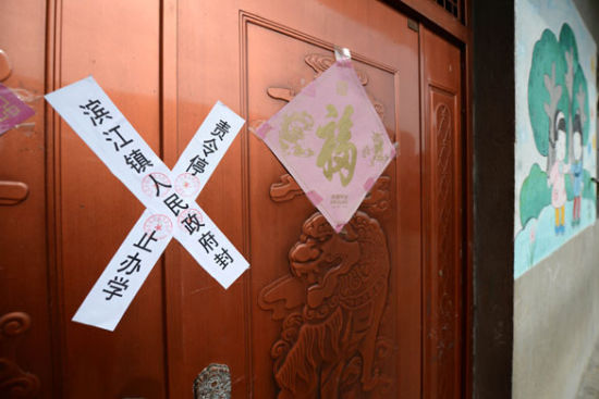 貴溪市濱江鎮(zhèn)春蕾幼兒園大門(mén)被貼上封條（2012年12月25日攝）。 攝影：新華社記者 周科