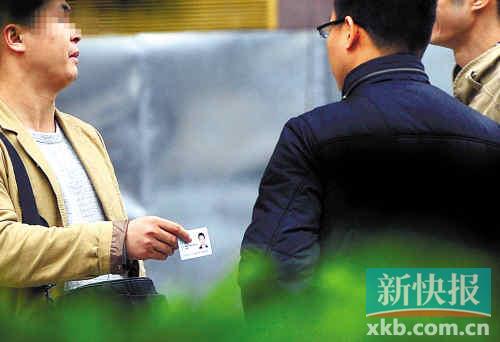 在進(jìn)行了近半個(gè)月暗訪調(diào)查中，有證販子告訴記者稱，二代身份證買(mǎi)賣(mài)已形成產(chǎn)業(yè)鏈，不僅貨源穩(wěn)定，生意也是相當(dāng)紅火?！稣褟V場(chǎng)附近，一名男子正向記者兜售二代身份證。