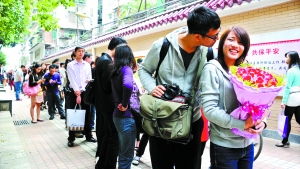 2011年11月11日，越秀區(qū)民政局，登記結(jié)婚的隊伍排了足有一百米長（資料圖片）?！∮浾唿S澄鋒攝