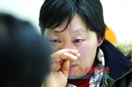 　　聽聞判決結(jié)果，被害人母親楊書會控制不住眼淚。南都記者徐文閣攝