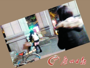 踢落剪刀后欲抱住黑衣女。