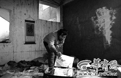　西安市解放路與東大街十字西北角的一棟待拆遷的樓房中，陳露山整理自己每天看的報紙