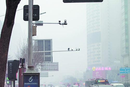 鄭州市區(qū)出現小型監(jiān)控攝像頭 警方：暫不抓拍交通違章