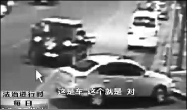 事發(fā)現(xiàn)場監(jiān)控錄像顯示，白圈內(nèi)的被害人老丁，正在牧馬人越野車旁收費。 圖片來自電視截圖