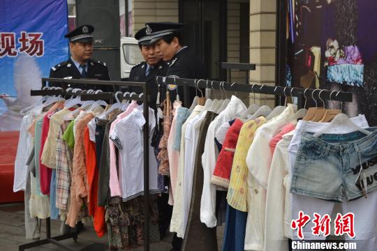 警方展示的部分被盜服裝?！∷瘟⒊z