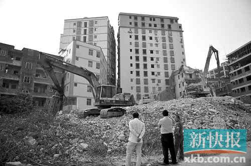 在無數(shù)次專項(xiàng)行動(dòng)和強(qiáng)拆風(fēng)暴的背后，是衍生出的各色潛規(guī)則。