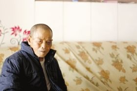 4月15日，劉爹爹的一只眼睛上有明顯的淤青。