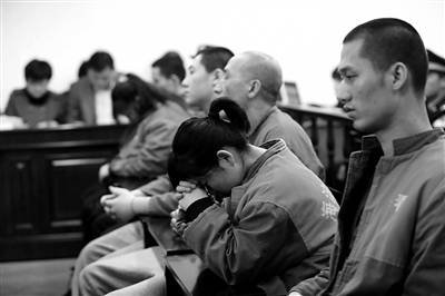 昨日，因涉嫌誘騙男網(wǎng)友進(jìn)行高額消費(fèi)，海淀區(qū)一咖啡廳負(fù)責(zé)人及“吧女”等14人受審。新京報(bào)記者 王貴彬 攝
