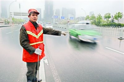 　肖慶旭師傅在事發(fā)地點講述經(jīng)過。記者李銳 攝