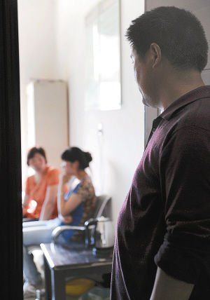 妻子在房內(nèi)勸說女兒時，楊師傅守在門外
