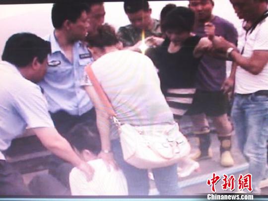 宗德宇緩緩靠近跳樓女子?！O程　攝