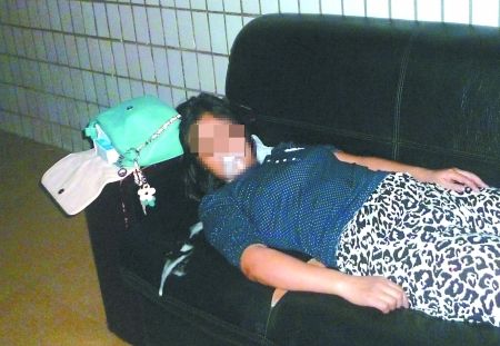 女子橫躺在沙發(fā)上口吐白沫。通訊員 康睿 記者 吳珊 攝