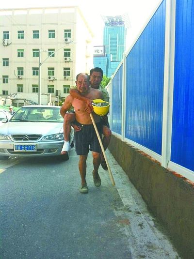“謝謝，我們身上灰多，怕把車弄臟了”