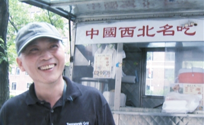 這是謝云峰在美國(guó)紐約街頭餐車前的視頻截圖。