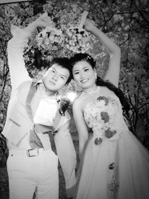 結(jié)婚照中的阿妮笑容燦爛，現(xiàn)實中，這對“跨國速成夫妻”還處在并不愉快的磨合過程中 本版均為資料圖片