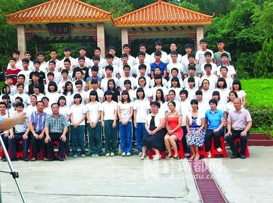 畢業(yè)照中間留出四個(gè)空位。