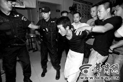 犯罪嫌疑人韓牙某圍著圍裙在廚房內(nèi)拉面，被民警抓獲 本報記者 鄧小衛(wèi) 攝