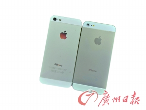 從背面看，真蘋果手機(jī)（左）的攝像頭要大一點(diǎn)，而且蘋果的Logo比較光亮，容易反光。