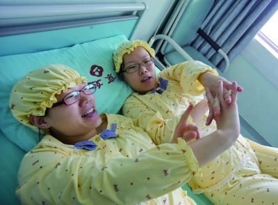 生完寶寶后姐妹倆在床上聊天。