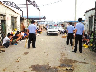民警繳獲木棍。 讀者供圖