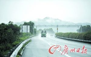 　當(dāng)天事故發(fā)生的現(xiàn)場處于一個彎道，很多司機反映說來不及減速。