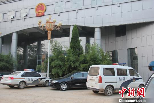 泊頭市人民法院院內(nèi)仍停有無牌制式警車，涉事人員與記者沖突地點(diǎn)僅距法院不足50米。穆玉良 攝
