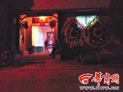 昨晚8時(shí)許，老人的大兒子的家正在辦喪事，屋外擺放著花圈 本報(bào)記者張超攝