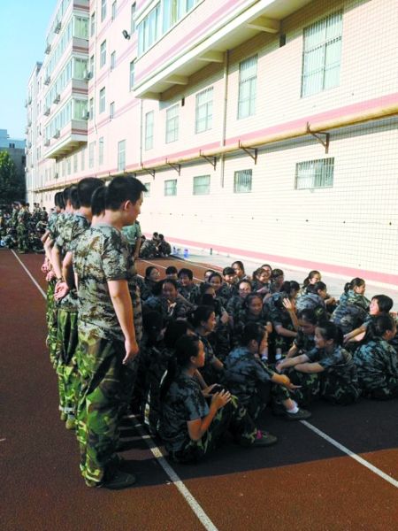 女孩們說，這道“人影陰涼”，為高中時(shí)代的記憶鑲上了一顆珍珠 網(wǎng)友供圖