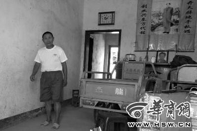 8月16日，在家中接受監(jiān)外執(zhí)行4年刑期的汪衛(wèi)國(guó)（化名）剛剛送走家訪的法官。