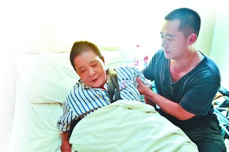 母親因患白血病無(wú)錢(qián)治療，他依然不言放棄