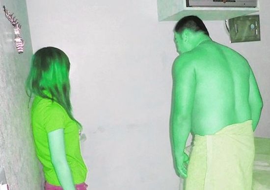 高雄黃姓男子(右)懷疑女友在“喇叭店”兼差，前往調(diào)查順便消費時被警方逮個正著。(圖／東森新聞)