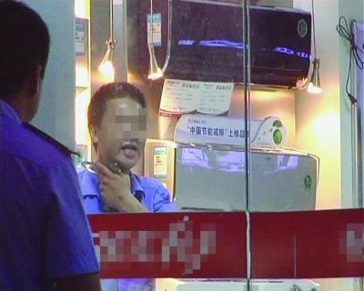 打劫男把玻璃片抵在脖子上，與民警對(duì)峙