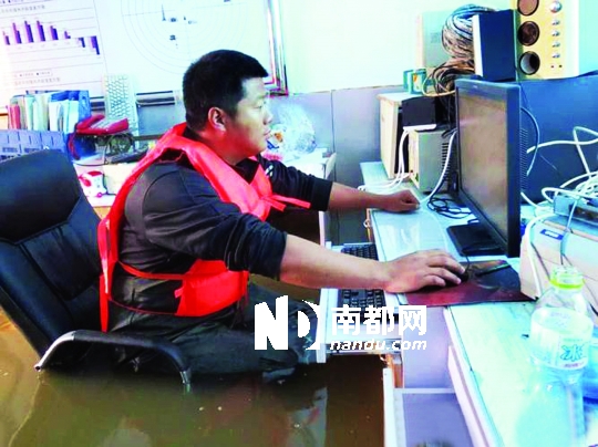 8月31日，黑龍江撫遠(yuǎn)氣象局人員在工作中，洪水已將椅座淹沒。圖片來源：中國氣象網(wǎng)