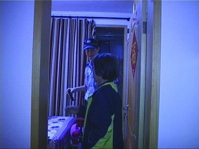 民警幫老人檢查沒發(fā)現(xiàn)有炸彈。