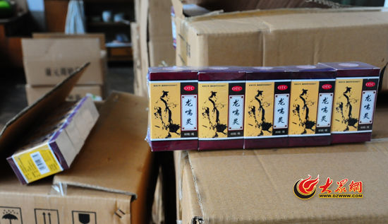 圖為民警現(xiàn)場(chǎng)被查獲的部分假藥。