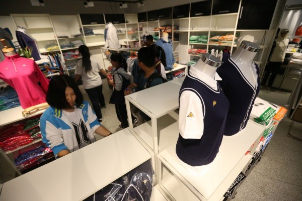 　9月12日，北京，十一學(xué)校在推出三大類、超過40款“最潮”校服，吸引學(xué)生搶購。